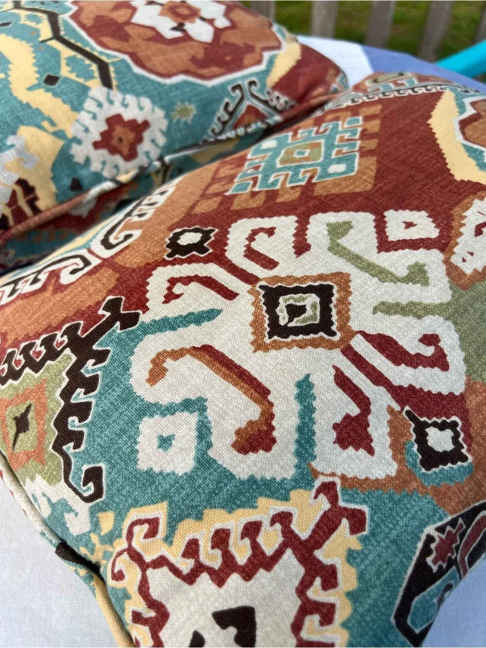 🌻2 Patterned Throw Pillows